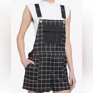 Super cute Hot Topic short overalls!